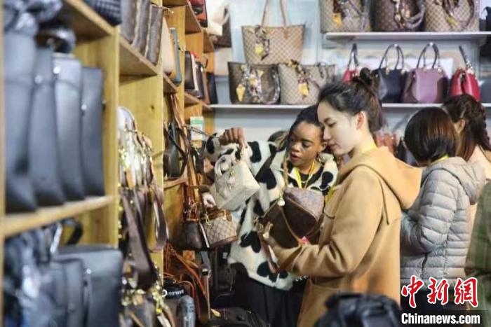 女士選購包包?！∨砣A 攝